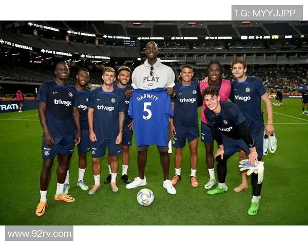 在东京街头偶遇世界足球球星引发热议球迷纷纷合影留念 在东京街头偶遇世界足球球星引发热议球迷纷纷合影留念