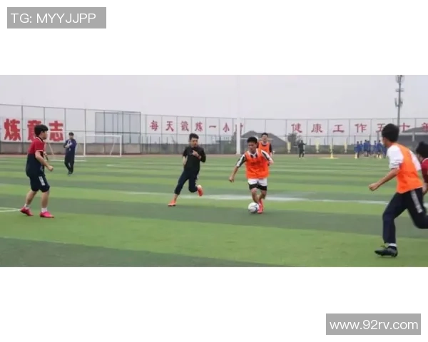 球星足球场上的精彩演绎与技艺展示引领全球热潮