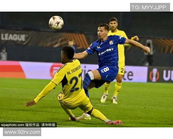 足球球星情绪失控当众踢翻水桶引发场边热议与球迷关注 足球球星情绪失控当众踢翻水桶引发场边热议与球迷关注