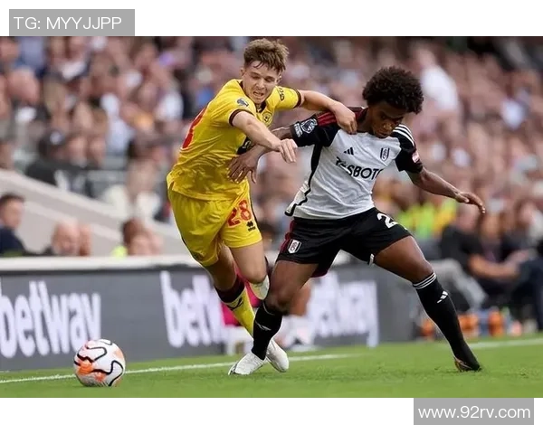 球星同框合影展现足球风采 激烈赛场背后的友谊与荣耀 球星同框合影展现足球风采 激烈赛场背后的友谊与荣耀