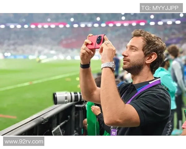 聚焦足球球星独特喉结特征展现赛场上力量与个人魅力 聚焦足球球星独特喉结特征展现赛场上力量与个人魅力