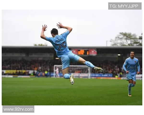 足球明星骑电动车现身街头引热议网友纷纷点赞支持环保出行方式 足球明星骑电动车现身街头引热议网友纷纷点赞支持环保出行方式